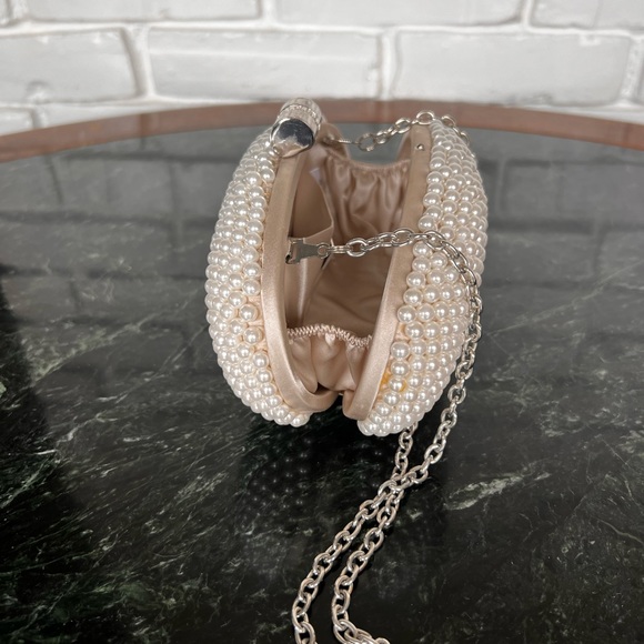 Sondra Roberts Pearl Egg Clutch - Picture 9 of 11